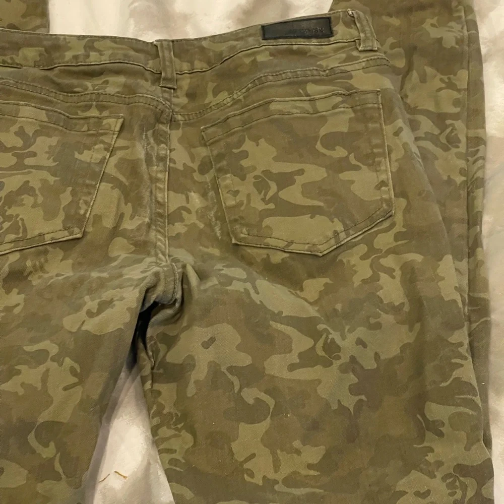 Kenneth‎ Cole Reaction 28 Camouflage Skinny Jeans - Picture 2 of 8